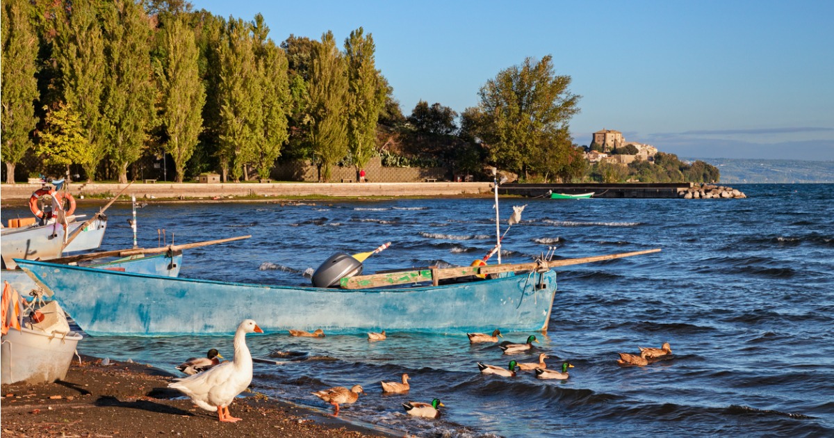 Nel Lazio c'è il lago vulcanico più grande d'Europa: ecco cosa fare intorno alle sue sponde | PaesiOnLine