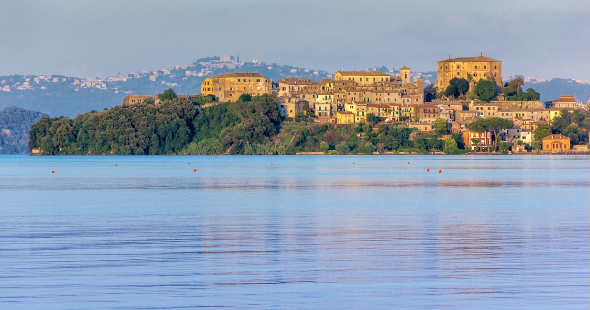 Nel Lazio c'è il lago vulcanico più grande d'Europa: ecco cosa fare intorno alle sue sponde | PaesiOnLine