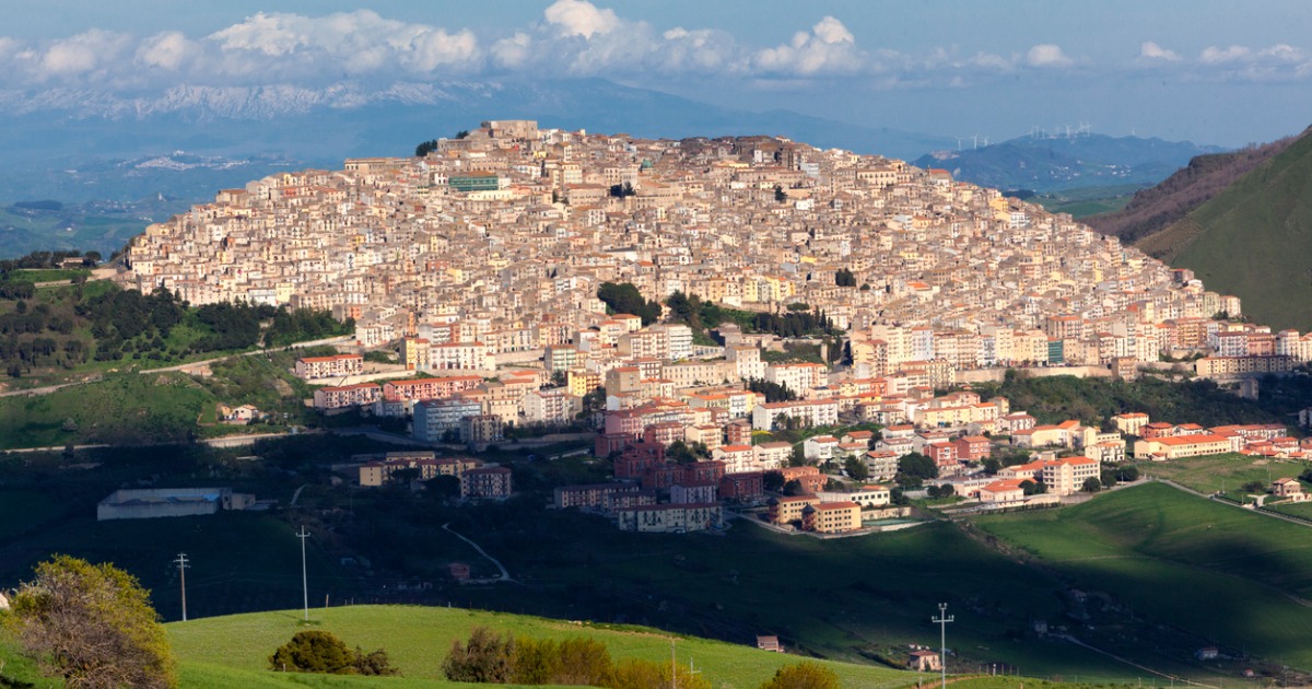 Sembra la Toscana ma siamo in Sicilia: questo borgo in collina sembra fermo al medioevo  | PaesiOnLine