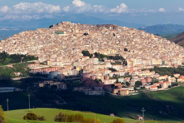Sembra la Toscana ma siamo in Sicilia: questo borgo in collina sembra fermo al medioevo | PaesiOnLine