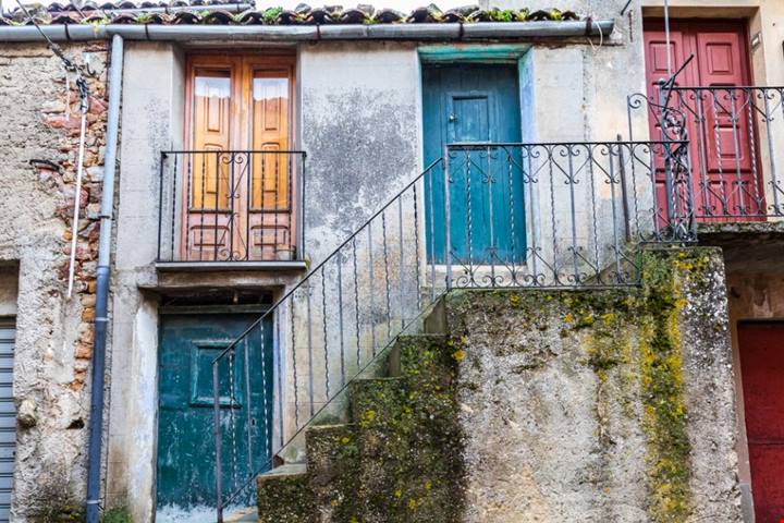 Sembra la Toscana ma siamo in Sicilia: questo borgo in collina sembra fermo al medioevo | PaesiOnLine
