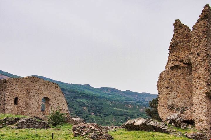 Sembra la Toscana ma siamo in Sicilia: questo borgo in collina sembra fermo al medioevo | PaesiOnLine