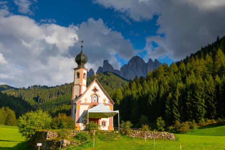 Questo borgo in altura è una delle gemme del Trentino Alto Adige: ci vivono solo 2000 persone | PaesiOnLine
