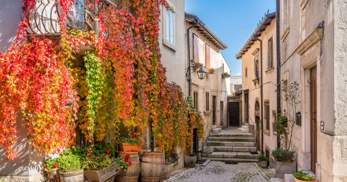 In provincia dell'Aquila c'è uno dei borghi medievali più belli d'Italia: perfetto da visitare in estate | PaesiOnLine