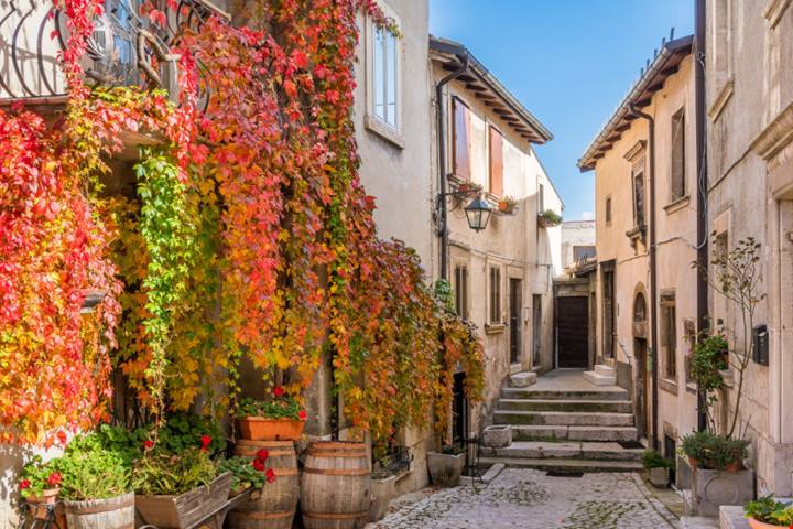 In provincia dell'Aquila c'è uno dei borghi medievali più belli d'Italia: perfetto da visitare in estate | PaesiOnLine