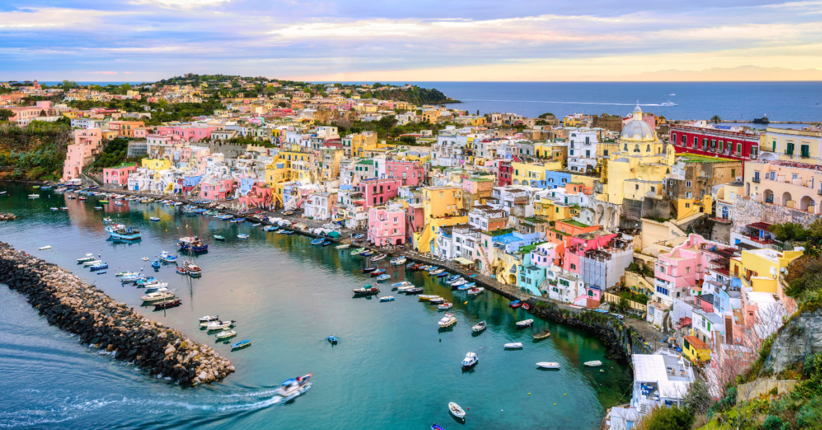 A poche miglia da Napoli c'è la culla della cultura italiana:  è anche un'isola meravigliosa | PaesiOnLine