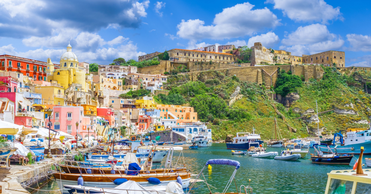 A poche miglia da Napoli c'è la culla della cultura italiana:  è anche un'isola meravigliosa | PaesiOnLine