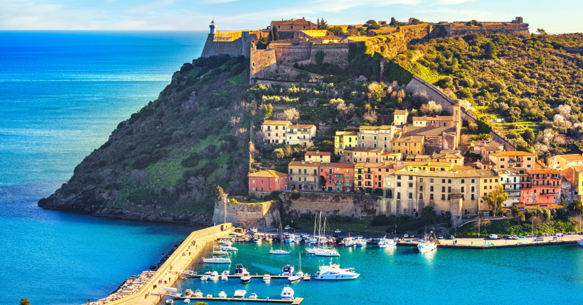 Alle pendici del Monte Argentario c'è uno dei borghi di mare più belli della Toscana