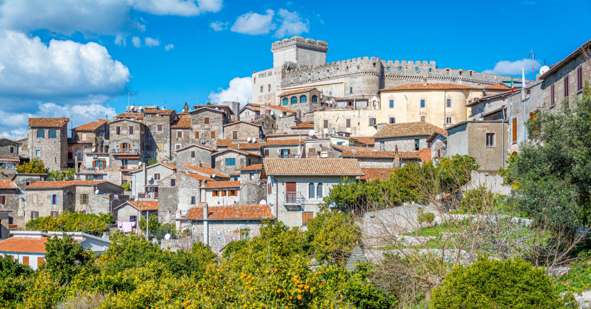 Una fortezza medievale con il suo giardino da sogno: questo borgo vicino Roma è incredibile | PaesiOnLine