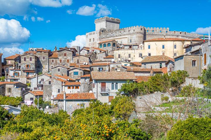 Una fortezza medievale con il suo giardino da sogno: questo borgo vicino Roma è incredibile | PaesiOnLine