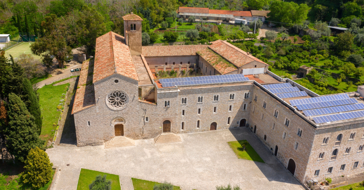 Una fortezza medievale con il suo giardino da sogno: questo borgo vicino Roma è incredibile | PaesiOnLine