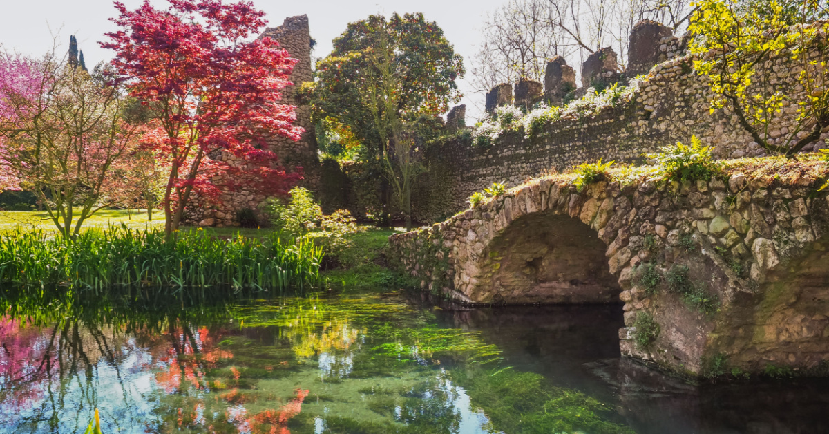 Una fortezza medievale con il suo giardino da sogno: questo borgo vicino Roma è incredibile | PaesiOnLine