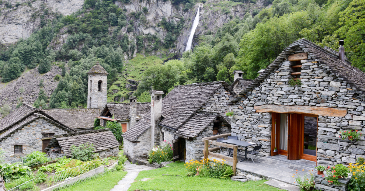  La verde essenza delle Alpi: a due passi dall'Italia c'è un borgo che vive ancora senza elettricità | PaesiOnLine
