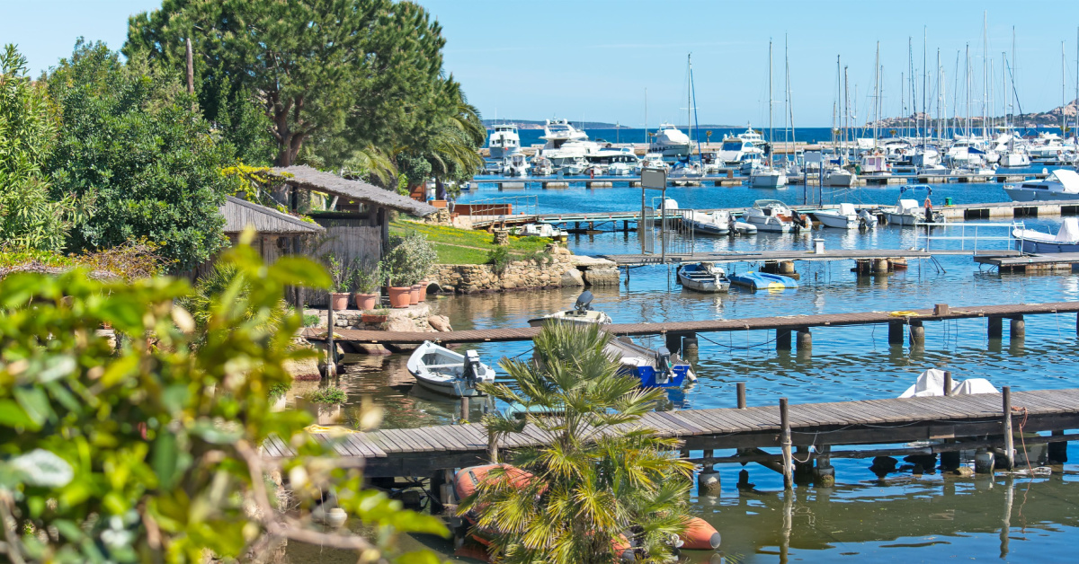 Un piccolo porto di pescatori è diventato uno dei borghi turistici più visitati della Sardegna | PaesiOnLine