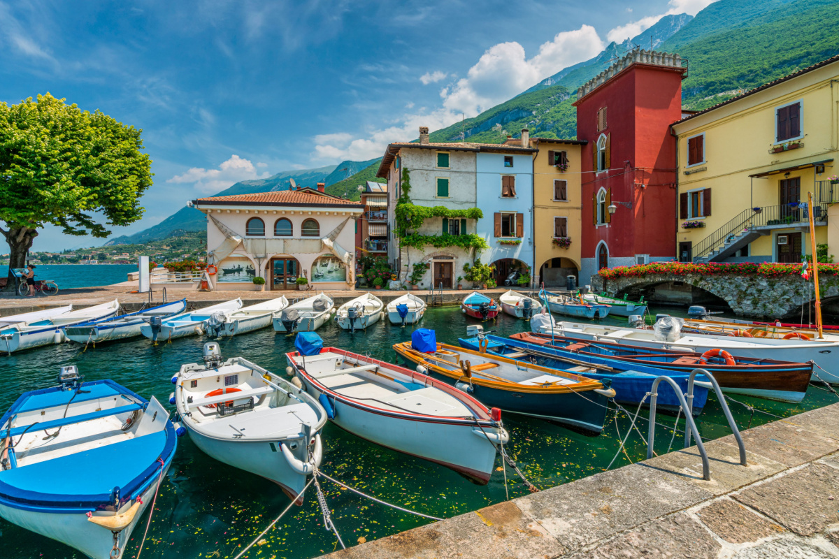 Ai piedi del Monte Baldo c'è uno dei borghi più belli del Lago di Garda: il suo castello è famoso in tutta Italia | PaesiOnLine