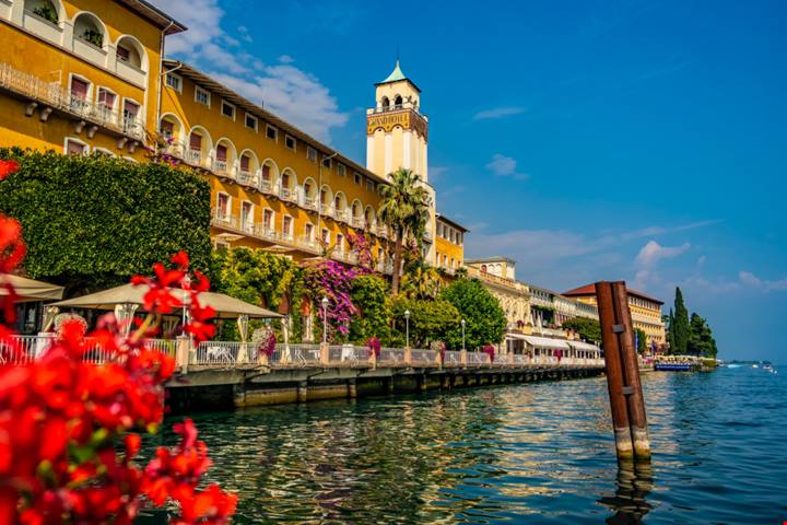 Sulle sponde del Lago di Garda c'è il borgo degli italiani, facile capire perchè è così amato | PaesiOnLine