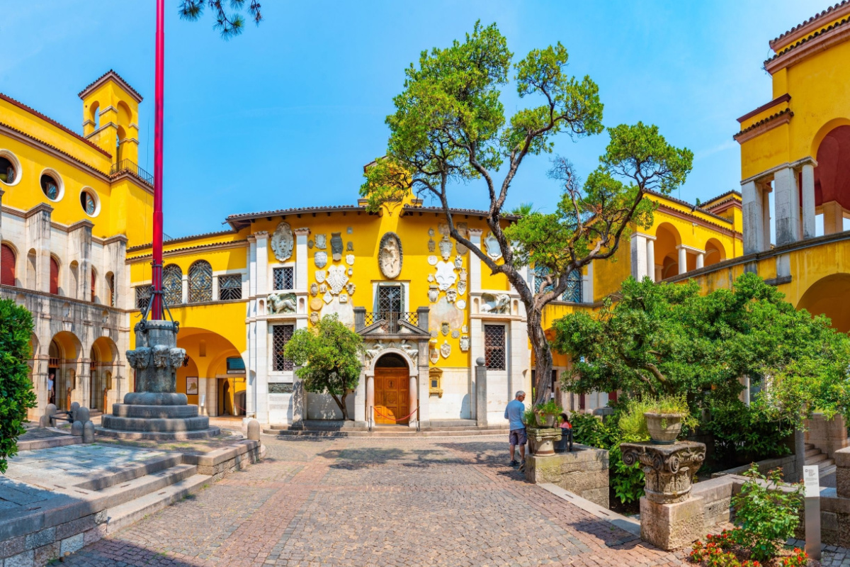 Sulle sponde del Lago di Garda c'è il borgo degli italiani, facile capire perchè è così amato | PaesiOnLine