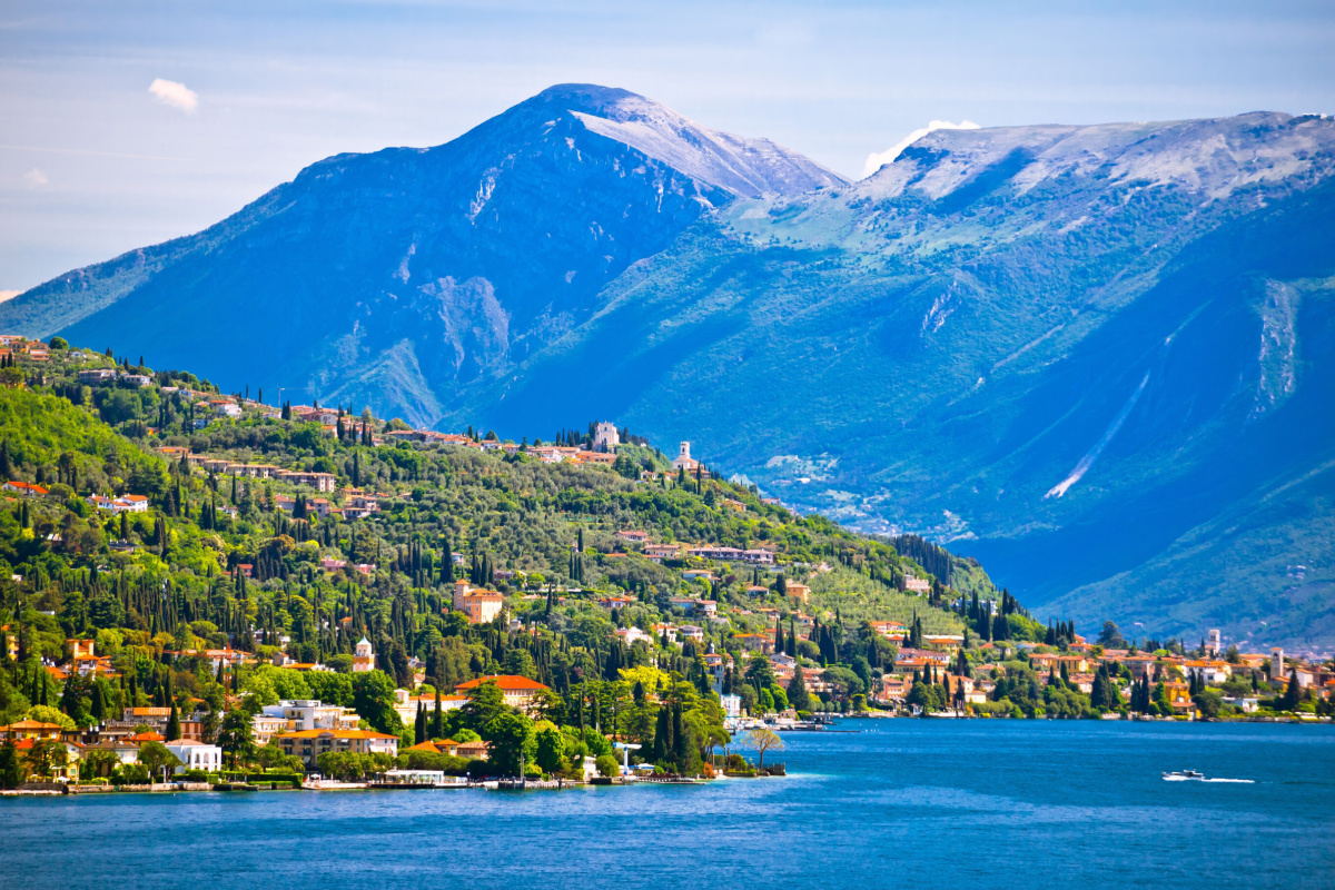 Sulle sponde del Lago di Garda c'è il borgo degli italiani, facile capire perchè è così amato | PaesiOnLine
