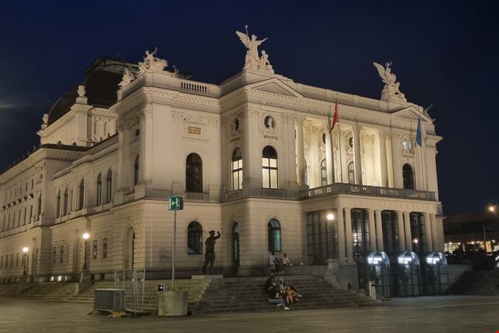 Zurigo, una capitale in evoluzione tra sostenibilità, ingegno, storia e design | PaesiOnLine
