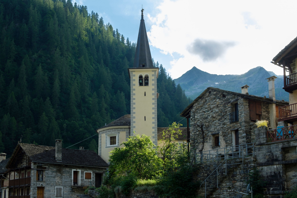 Nascosto tra le alpi del Piemonte c'è un borgo misterioso ma affascinante: ha solo 70 abitanti | PaesiOnLine