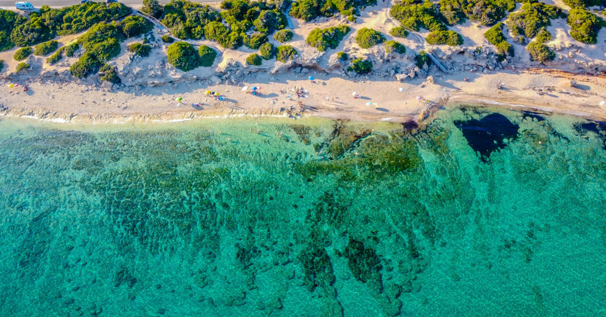 Lunghissima, bianchissima e bagnata da acque trasparenti: non serve andare alle Maldive quando in Salento ti aspetta una delle spiagge più incredibili al mondo
