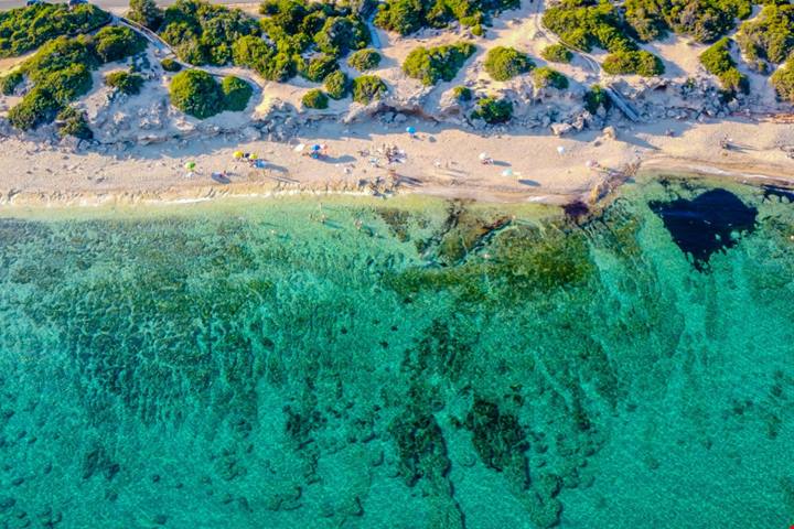 Lunghissima, bianchissima e bagnata da acque trasparenti: non serve andare alle Maldive quando in Salento ti aspetta una delle spiagge più incredibili al mondo