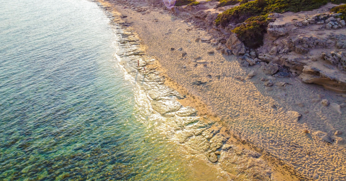Lunghissima, bianchissima e bagnata da acque trasparenti: non serve andare alle Maldive quando in Salento ti aspetta una delle spiagge più incredibili al mondo