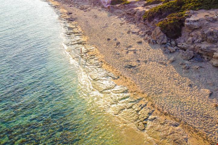 Lunghissima, bianchissima e bagnata da acque trasparenti: non serve andare alle Maldive quando in Salento ti aspetta una delle spiagge più incredibili al mondo