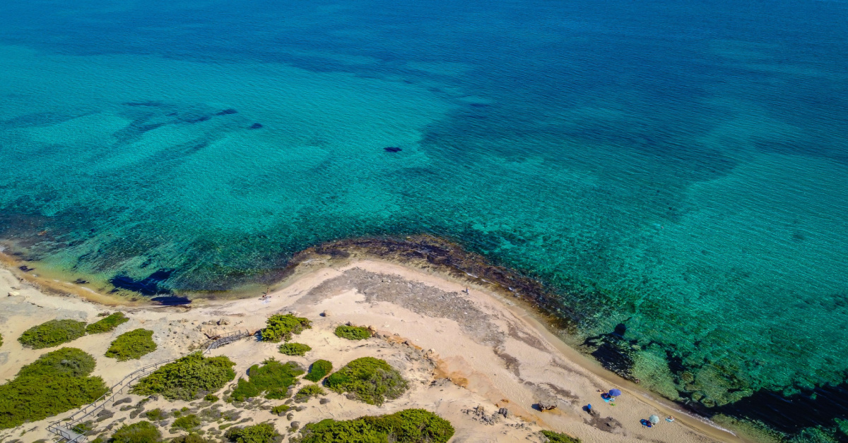 Lunghissima, bianchissima e bagnata da acque trasparenti: non serve andare alle Maldive quando in Salento ti aspetta una delle spiagge più incredibili al mondo