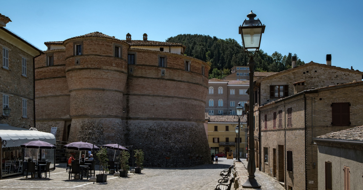 Una rocca rinascimentale che domina la valle del Foglia: ecco il borgo di montagna più amato delle Marche | PaesiOnLine