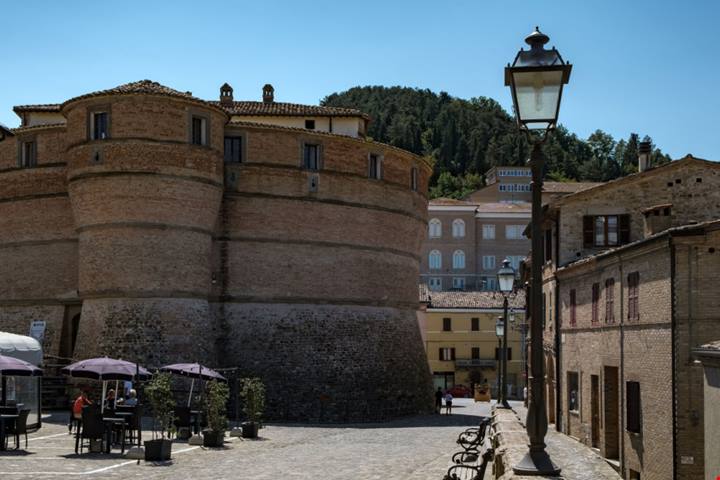 Una rocca rinascimentale che domina la valle del Foglia: ecco il borgo di montagna più amato delle Marche | PaesiOnLine