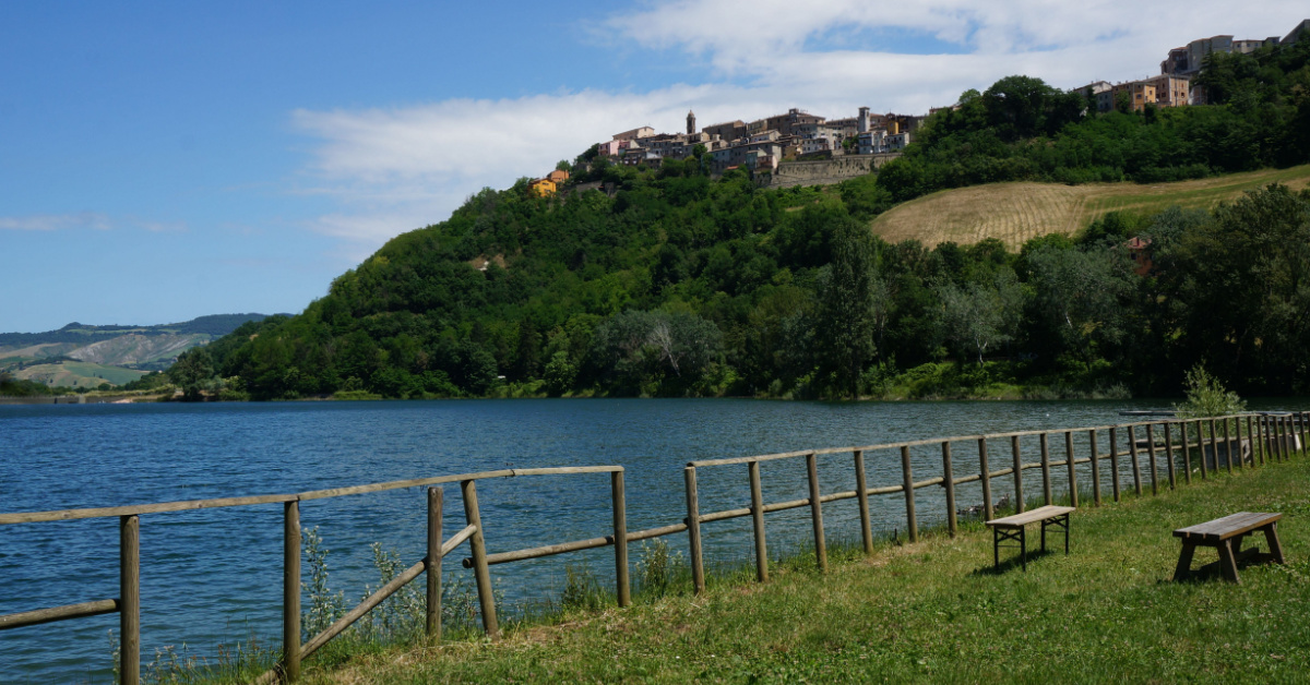 Una rocca rinascimentale che domina la valle del Foglia: ecco il borgo di montagna più amato delle Marche | PaesiOnLine