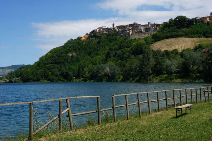 Una rocca rinascimentale che domina la valle del Foglia: ecco il borgo di montagna più amato delle Marche | PaesiOnLine