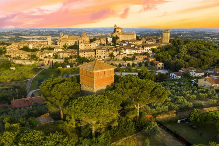 La perla della Val di Chiana è un piccolo borgo medievale, ancora oggi ricco di storia e tradizioni | PaeesiOnLin