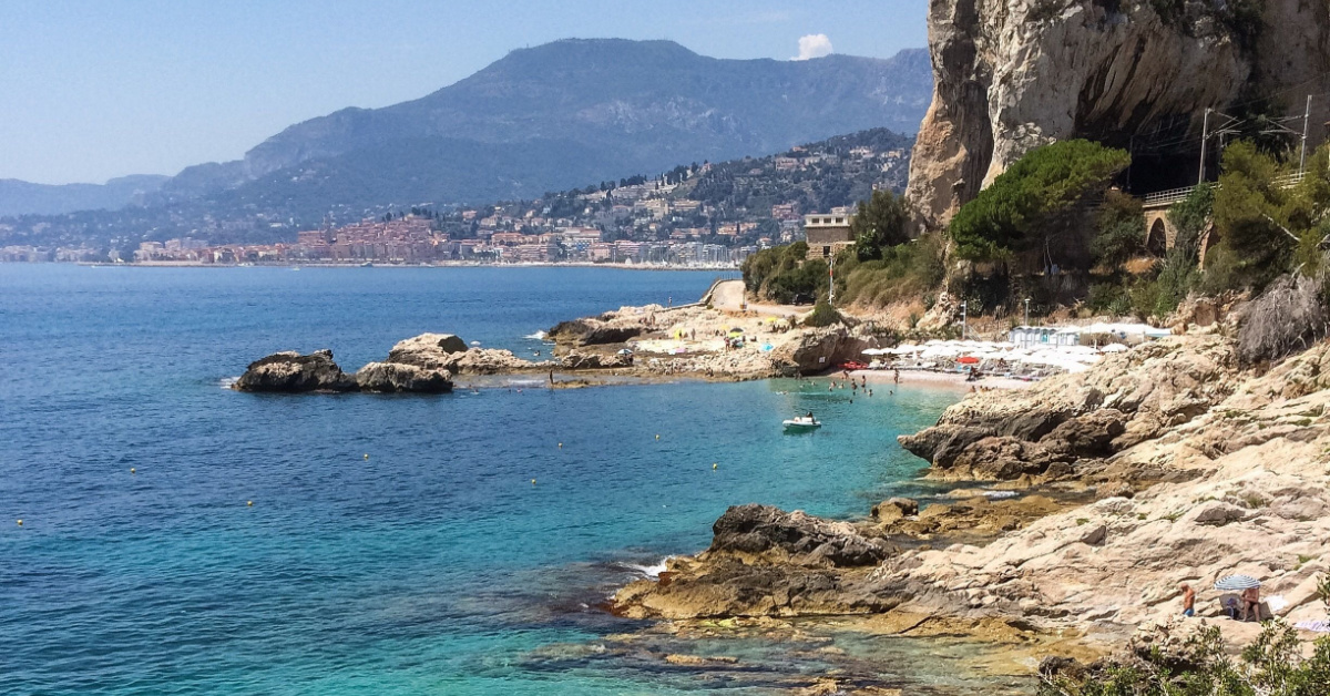 Un incantevole fazzoletto di sassolini bianchi sulla Riviera Ligure: ecco la baia pronta a sorprendere tutti | PaesiOnLine