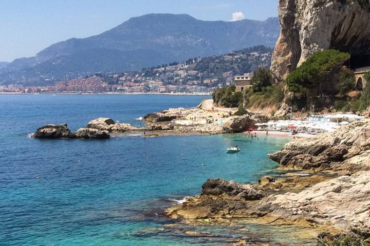 Un incantevole fazzoletto di sassolini bianchi sulla Riviera Ligure: ecco la baia pronta a sorprendere tutti | PaesiOnLine