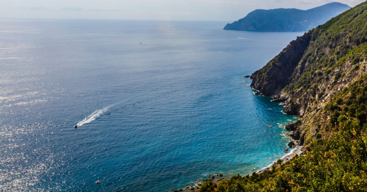 Un incantevole fazzoletto di sassolini bianchi sulla Riviera Ligure: ecco la baia pronta a sorprendere tutti | PaesiOnLine