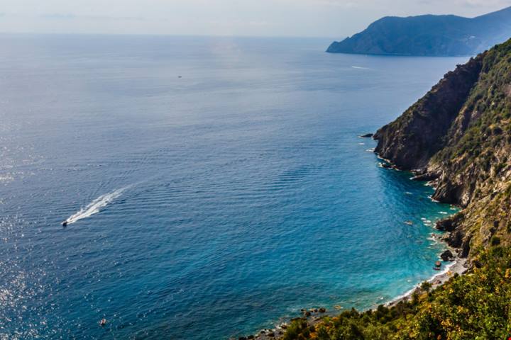 Un incantevole fazzoletto di sassolini bianchi sulla Riviera Ligure: ecco la baia pronta a sorprendere tutti | PaesiOnLine