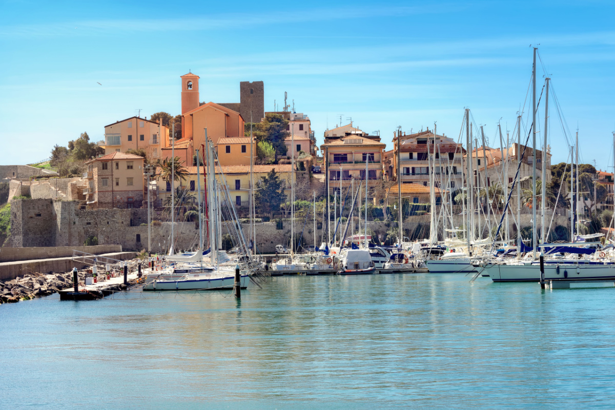 Un incantevole borgo a strapiombo sul mare della toscana: ecco Talamone, gemma nascosta della costa d’argento. | PaesiOnLine