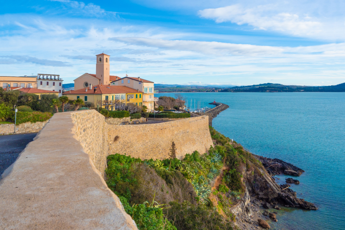 Un incantevole borgo a strapiombo sul mare della toscana: ecco Talamone, gemma nascosta della costa d’argento. | PaesiOnLine
