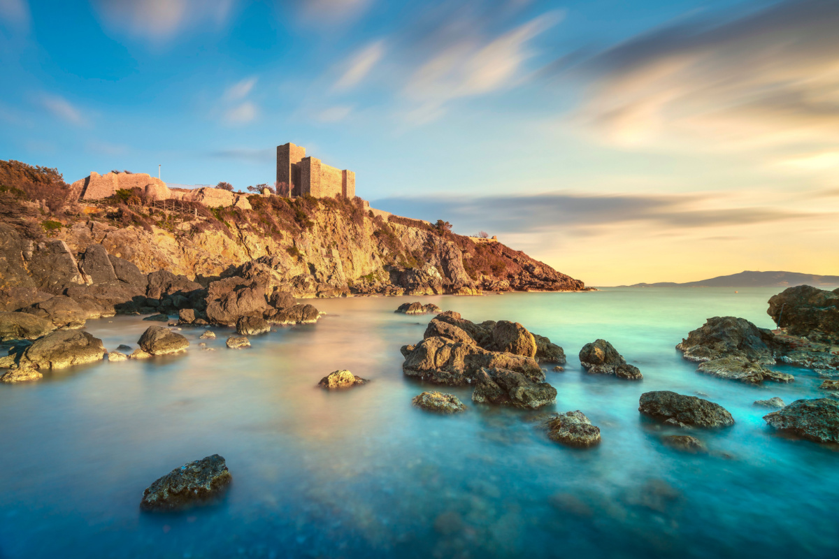 Un incantevole borgo a strapiombo sul mare della toscana: ecco Talamone, gemma nascosta della costa d’argento. | PaesiOnLine