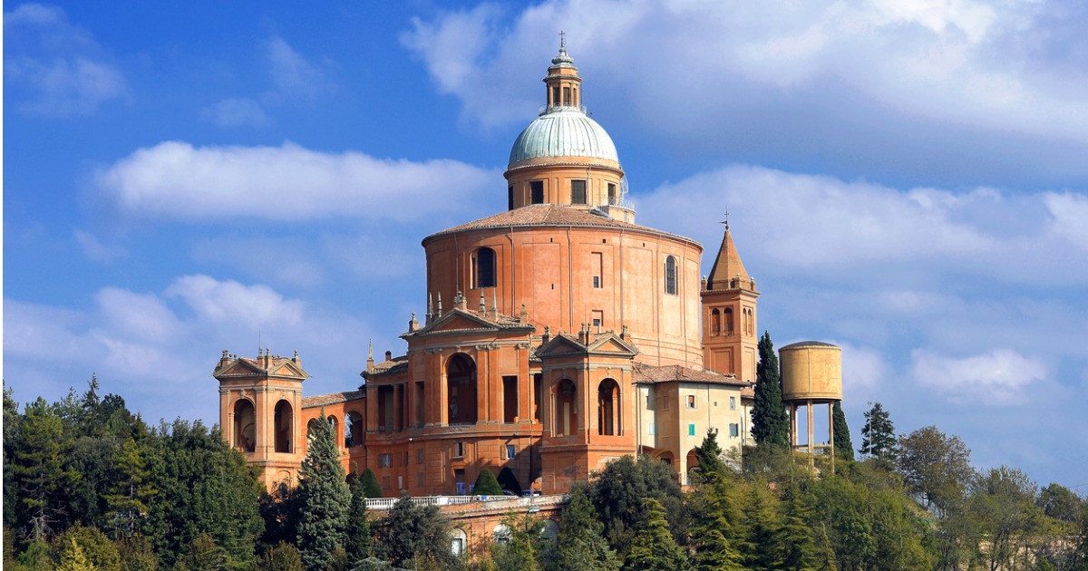 Il balcone più bello sulle torri di Bologna: ecco il santuario panoramico più bello dell'Emilia | PaesiOnLine
