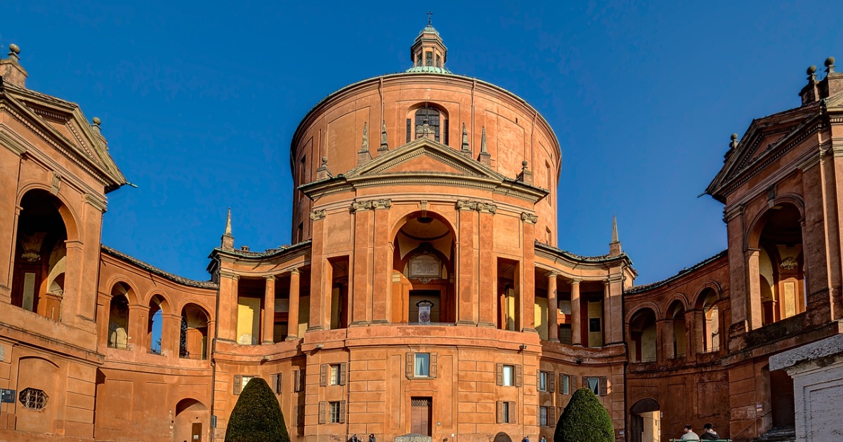 Il balcone più bello sulle torri di Bologna: ecco il santuario panoramico più bello dell'Emilia | PaesiOnLine
