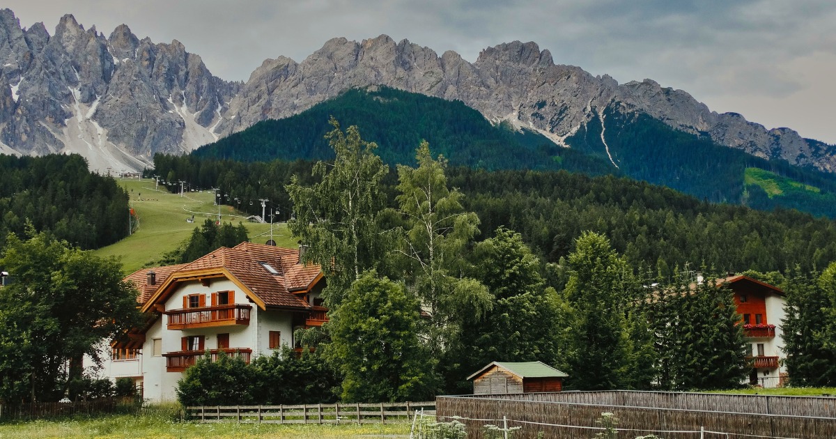 Una gemma incastonata tra le rocce della Val Pusteria: ecco il paese incantato ai piedi delle Dolomiti | PaesiOnLine