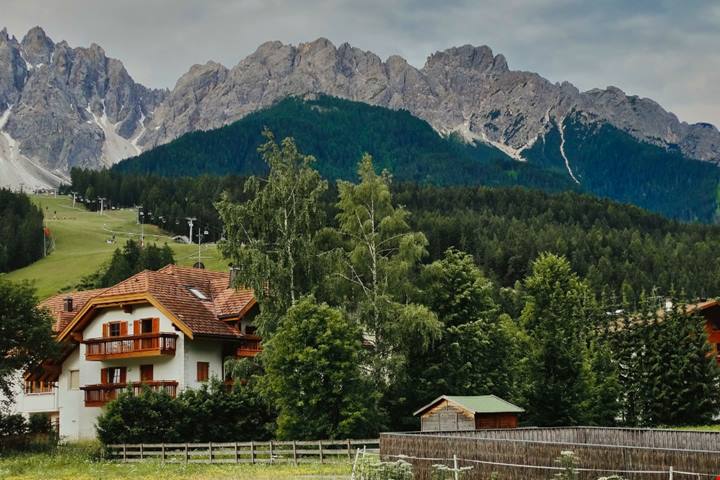 Una gemma incastonata tra le rocce della Val Pusteria: ecco il paese incantato ai piedi delle Dolomiti | PaesiOnLine