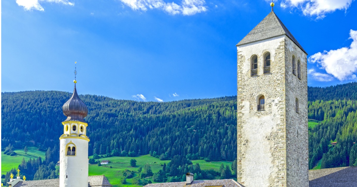 Una gemma incastonata tra le rocce della Val Pusteria: ecco il paese incantato ai piedi delle Dolomiti | PaesiOnLine