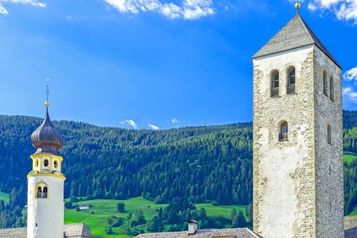 Una gemma incastonata tra le rocce della Val Pusteria: ecco il paese incantato ai piedi delle Dolomiti | PaesiOnLine