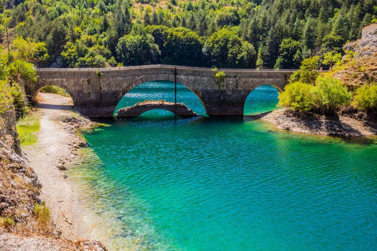 Abruzzo, il lago a forma di cuore dove partire alla volta del sentiero panoramico più romantico d'Italia