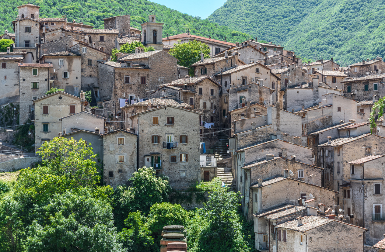 Abruzzo, il lago a forma di cuore dove partire alla volta del sentiero panoramico più romantico d'Italia