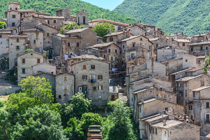 Abruzzo, il lago a forma di cuore dove partire alla volta del sentiero panoramico più romantico d'Italia